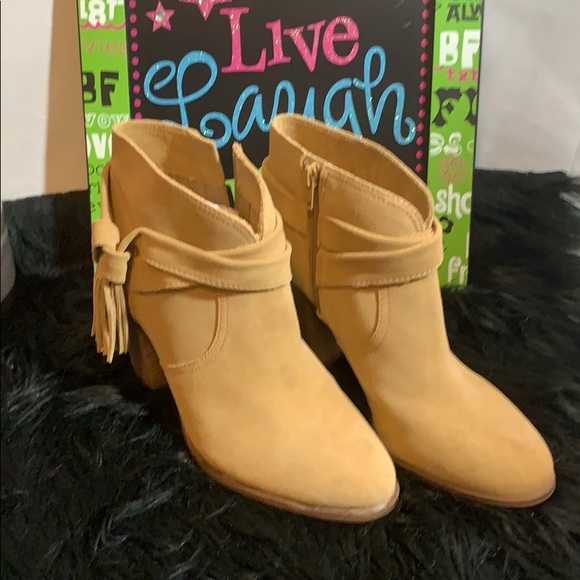 Vince Camuto booties boots suede fringe New! 8.5 - Picture 2 of 6
